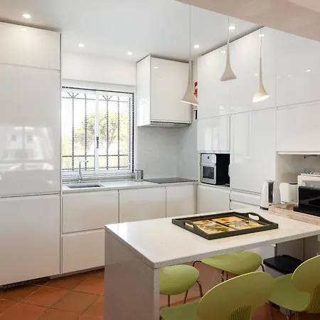 Two Bed With Pool View Apartment *